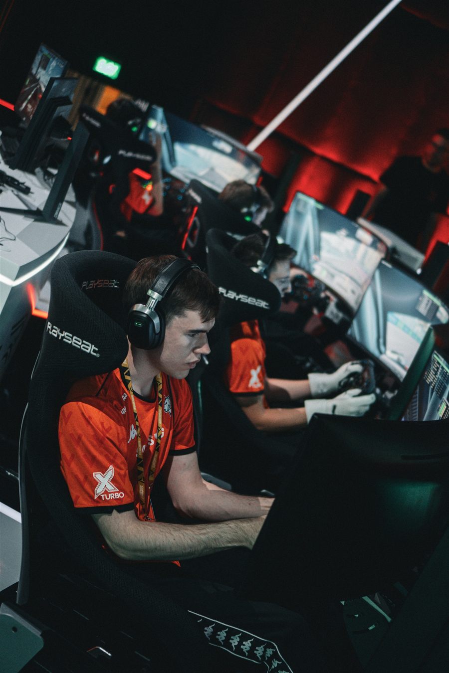 Михаил Стаценко за симулятором на Esports World Cup