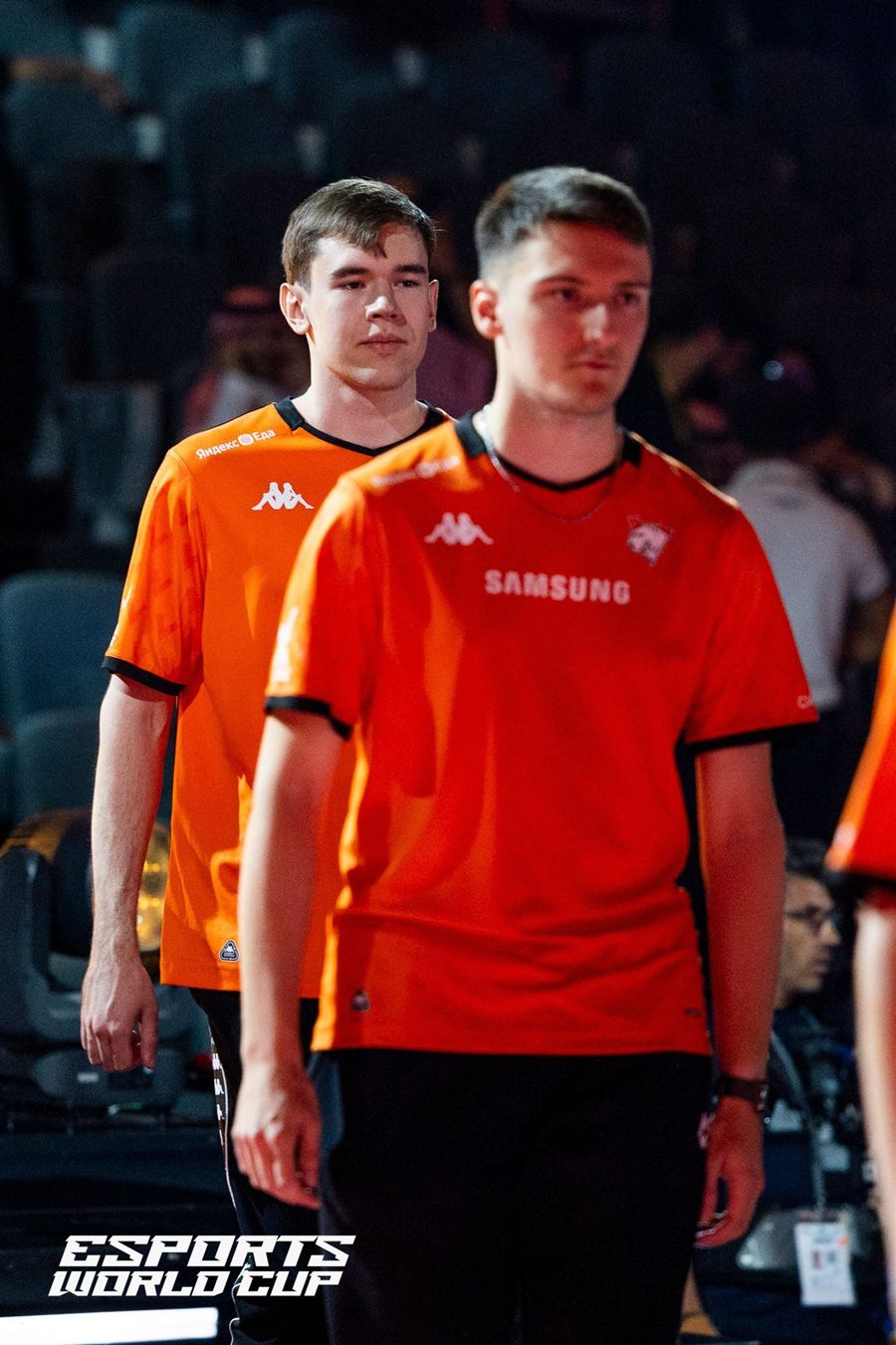 Михаил Стаценко с напарником выходят на сцену Esports World Cup