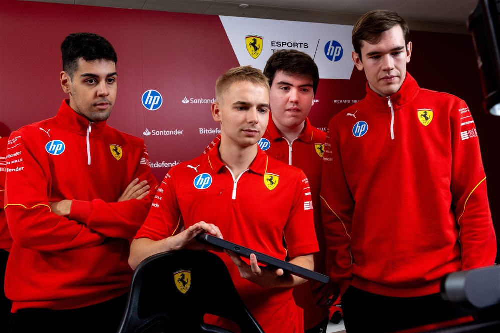 Михаил Стаценко с напарниками по Ferrari Esports разбирают данные на планшете