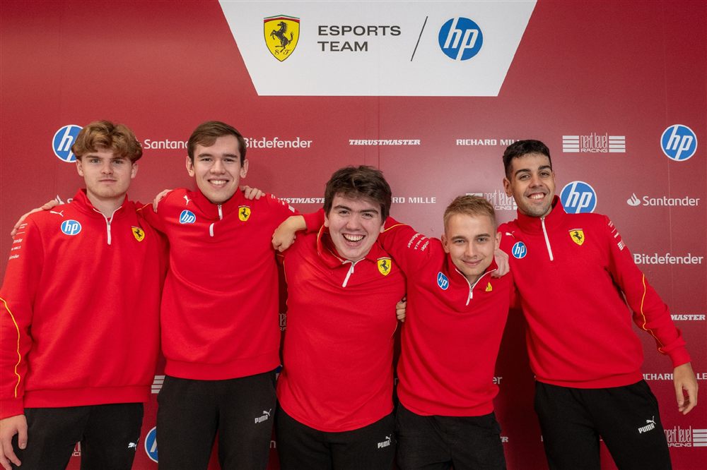 Команда Scuderia Ferrari Esports на фоне баннера HP Esports